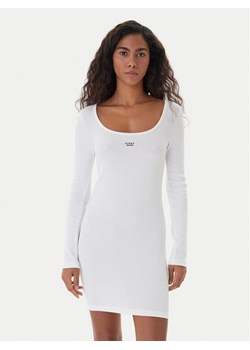 Guess Jeans Sukienka codzienna 179918 Biały Classic Fit ze sklepu MODIVO w kategorii Sukienki - zdjęcie 187641753