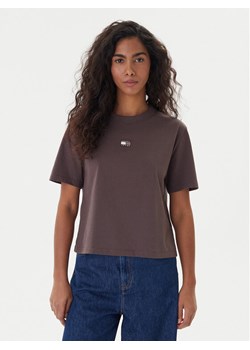 Tommy Jeans T-Shirt Badge DW0DW22202 Brązowy Boxy Fit ze sklepu MODIVO w kategorii Bluzki damskie - zdjęcie 187641760