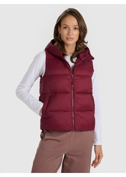 Damski bezrękawnik puchowy pikowany z kapturem 4F 4FRAW25TVJAF326 - bordowy ze sklepu Sportstylestory.com w kategorii Kamizelki damskie - zdjęcie 187642130
