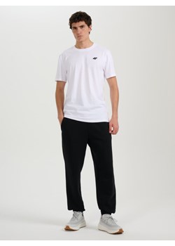 Męski t-shirt bez nadruku 4F 4FRMM00TTSHM3250 - biały ze sklepu Sportstylestory.com w kategorii T-shirty męskie - zdjęcie 187642283