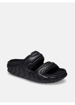 Crocs Klapki &quot;Classic Cozzzy Overpuff&quot; w kolorze czarnym ze sklepu Limango Polska w kategorii Klapki damskie - zdjęcie 187643074