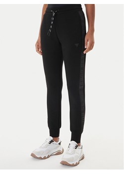 Guess Spodnie dresowe V2YB18 K7UW2 Czarny Regular Fit ze sklepu MODIVO w kategorii Spodnie damskie - zdjęcie 187646460