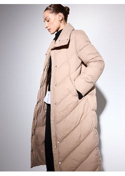 Mohito - Długi pikowany beżowy płaszcz - beżowy ze sklepu Mohito w kategorii Płaszcze damskie - zdjęcie 187646894