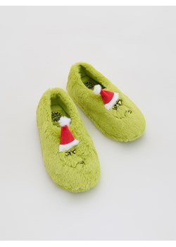 Reserved - Kapcie Grinch - zielony ze sklepu Reserved w kategorii Kapcie dziecięce - zdjęcie 187647361
