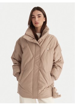 Guess Kurtka zimowa V5BL13 WHHZ2 Beżowy Regular Fit ze sklepu MODIVO w kategorii Kurtki damskie - zdjęcie 187648791