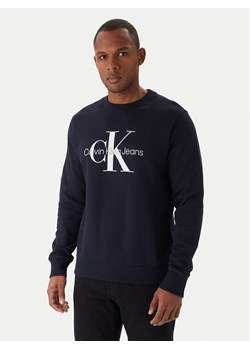 Calvin Klein Jeans Bluza J30J320933 Granatowy Regular Fit ze sklepu MODIVO w kategorii Bluzy męskie - zdjęcie 187654182