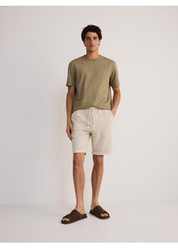 Reserved - Strukturalne szorty regular - beżowy ze sklepu Reserved w kategorii Spodenki męskie - zdjęcie 187666024