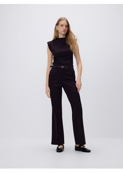 Reserved - Spodnie flare z paskiem - ciemnobrązowy ze sklepu Reserved w kategorii Spodnie damskie - zdjęcie 187666343