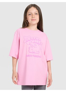 Dziewczęcy t-shirt oversize z nadrukiem 4F 4FJRAW25TTSHF3197 - różowy ze sklepu Sportstylestory.com w kategorii Bluzki dziewczęce - zdjęcie 187667653