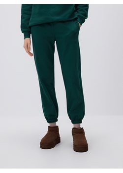 Reserved - Spodnie dresowe z bawełną - ciemnozielony ze sklepu Reserved w kategorii Spodnie damskie - zdjęcie 187669603
