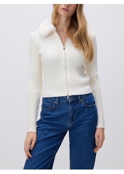 Reserved - Sweter z futrzanym kołnierzem - kremowy ze sklepu Reserved w kategorii Swetry damskie - zdjęcie 187669690