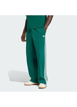 adidas Spodnie dresowe adicolor Spacer Track KD4088 Zielony Baggy Fit ze sklepu MODIVO w kategorii Spodnie męskie - zdjęcie 187670221