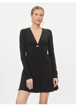 Tommy Jeans Sukienka codzienna Xs Badge DW0DW16484 Czarny Slim Fit ze sklepu MODIVO w kategorii Sukienki - zdjęcie 187670233