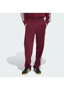 adidas Spodnie dresowe KE1651 Bordowy Regular Fit ze sklepu MODIVO w kategorii Spodnie męskie - zdjęcie 187670241