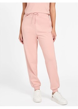 Guess Spodnie dresowe V5BB23 KCX22 Różowy Regular Fit ze sklepu MODIVO w kategorii Spodnie damskie - zdjęcie 187673283