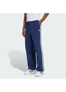 adidas Spodnie dresowe adicolor Spacer Track KD4087 Granatowy Baggy Fit ze sklepu MODIVO w kategorii Spodnie męskie - zdjęcie 187673300