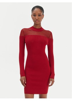 Guess Sukienka dzianinowa W6RK98 Z2YJ2 Czerwony Slim Fit ze sklepu MODIVO w kategorii Sukienki - zdjęcie 187677121