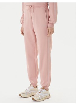 Guess Spodnie dresowe V5BB23 KCX22 Różowy Regular Fit ze sklepu MODIVO w kategorii Spodnie damskie - zdjęcie 187677144