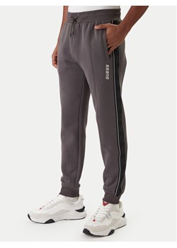 Guess Spodnie dresowe Z2YB09 KB3P2 Szary Regular Fit ze sklepu MODIVO w kategorii Spodnie męskie - zdjęcie 187681043