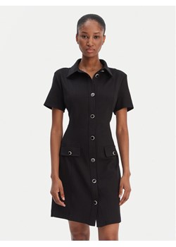 Guess Sukienka codzienna W6RK34 KCMU2 Czarny Classic Fit ze sklepu MODIVO w kategorii Sukienki - zdjęcie 187681081