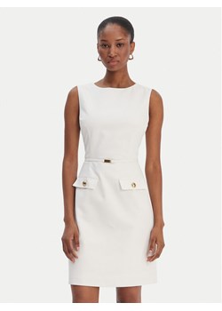 Guess Sukienka koktajlowa 6RGK17 7311A Biały Regular Fit ze sklepu MODIVO w kategorii Sukienki - zdjęcie 187681094