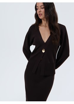 Mohito - Ciemnobrązowy kardigan z ozdobnym guzikiem - brązowy ze sklepu Mohito w kategorii Swetry damskie - zdjęcie 187683471