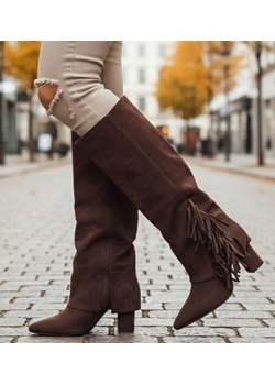 Czekoladowe kozaki boho do kolan na obcasie /F2-118586 G688/ ze sklepu Pantofelek24.pl w kategorii Kozaki damskie - zdjęcie 187683912