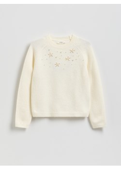 Reserved - Dzianinowy sweter z aplikacją - złamana biel ze sklepu Reserved w kategorii Swetry dziewczęce - zdjęcie 187684540