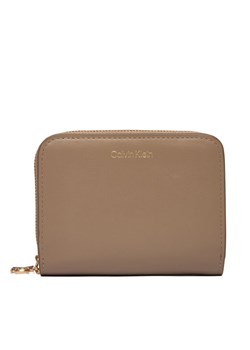 Portfel Calvin Klein Ck Medium Flap Zip Around LV04F1075G Beżowy ze sklepu eobuwie.pl w kategorii Portfele damskie - zdjęcie 187687270