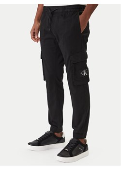 Calvin Klein Jeans Spodnie dresowe J30J324696 Czarny Skinny Fit ze sklepu MODIVO w kategorii Spodnie męskie - zdjęcie 187687430