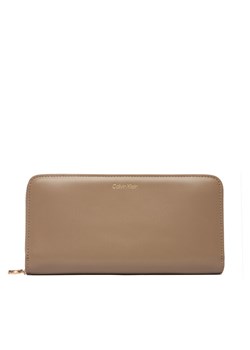 Calvin Klein Portfel Ck Large Zip Around LV04F1093G Beżowy ze sklepu MODIVO w kategorii Portfele damskie - zdjęcie 187687473