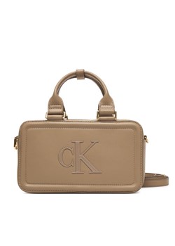 Torebka Calvin Klein Bold Ck Elongated Mini Tote LV04F3411G Beżowy ze sklepu eobuwie.pl w kategorii Listonoszki - zdjęcie 187689552