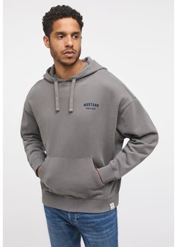 MĘSKA BLUZA Z KAPTUREM MUSTANG LOGO Bennet Back Print Charcoal Gray 1014166 4063 ze sklepu YouNeedit.pl w kategorii Bluzy męskie - zdjęcie 187690594