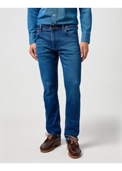 MESKIE SPODNIE WRANGLER GREENSBORO DANDELION SUMMER 112364419 ze sklepu YouNeedit.pl w kategorii Jeansy męskie - zdjęcie 187691142