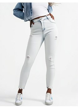spodnie jeansowe rurki skinny hariet z przetarciami - jasny jeans ze sklepu STYLOWO w kategorii Jeansy damskie - zdjęcie 187691714