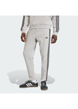 adidas Spodnie dresowe 3-Stripes KE2428 Szary Slim Fit ze sklepu MODIVO w kategorii Spodnie męskie - zdjęcie 187696254