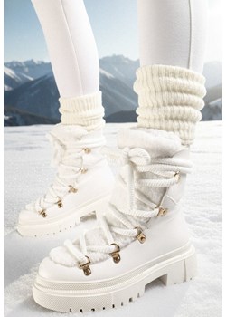 Białe Botki Traperki z Ozdobnym Sznurowaniem i Kożuszkiem Godhilde ze sklepu born2be.pl w kategorii Workery damskie - zdjęcie 187696531