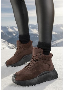Brązowe Sneakersy Śniegowce Vices na Grubej Podeszwie Ozdobione Futerkiem i Napisem Nelinena ze sklepu born2be.pl w kategorii Buty sportowe damskie - zdjęcie 187696644