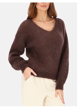 Miękki brązowy sweter z dekoltem w serek z moherem L'AF Della ze sklepu Eye For Fashion w kategorii Swetry damskie - zdjęcie 187698721