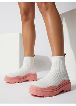 Royalfashion Botki damskie na grubszej podeszwie w kolorze biało- różowym Korlico ze sklepu royalfashion.pl w kategorii Workery damskie - zdjęcie 187698944