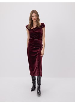 Reserved - Welurowa sukienka midi - bordowy ze sklepu Reserved w kategorii Sukienki - zdjęcie 187699434