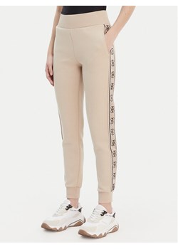 Guess Spodnie dresowe V2YB15 KB3P2 Beżowy Regular Fit ze sklepu MODIVO w kategorii Spodnie damskie - zdjęcie 187747904