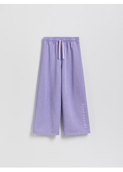 Reserved - Spodnie dresowe z nadrukiem - fioletowy ze sklepu Reserved w kategorii Spodnie dziewczęce - zdjęcie 187760442