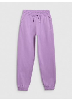 Dziewczęce spodnie dresowe joggery 4F 4FJRAW25TTROF1616 - fioletowe ze sklepu Sportstylestory.com w kategorii Spodnie dziewczęce - zdjęcie 187773330
