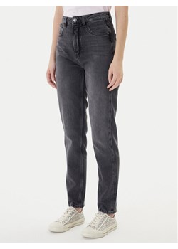 Guess Jeansy W2YA21 D4QD2 Szary Mom Fit ze sklepu MODIVO w kategorii Jeansy damskie - zdjęcie 187776051