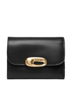 Portfel Calvin Klein Hardware Trifold With Zip Pocket LV04F1116G Czarny ze sklepu eobuwie.pl w kategorii Portfele damskie - zdjęcie 187777941