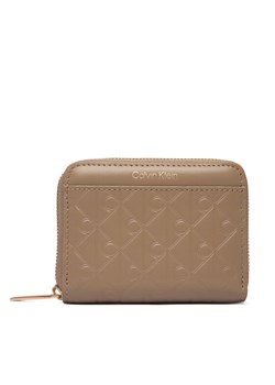 Calvin Klein Portfel Emblem Aop Embossed Zip Around LV04F1081G Beżowy ze sklepu MODIVO w kategorii Portfele damskie - zdjęcie 187778291