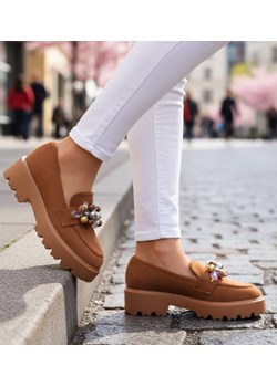 Karmelowe półbuty loafersy na platformie z kamieniami /B6-2 18484 T203/ ze sklepu Pantofelek24.pl w kategorii Półbuty damskie - zdjęcie 187778702