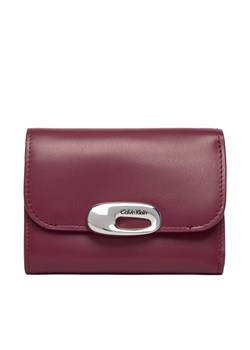 Portfel Calvin Klein Hardware Trifold With Zip Pocket LV04F1116G Różowy ze sklepu eobuwie.pl w kategorii Portfele damskie - zdjęcie 187780993