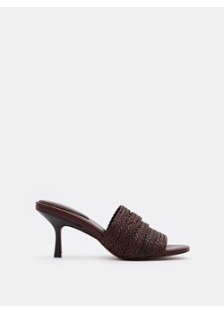 Mohito - Klapki na obcasie - ciemnobrązowy ze sklepu Mohito w kategorii Klapki damskie - zdjęcie 187795793
